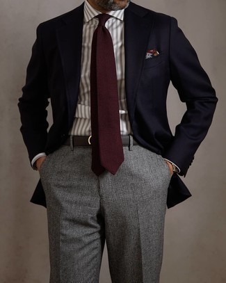 Come indossare e abbinare pantaloni eleganti di lana a quadri grigi per un uomo di 40 anni quando fa caldo: Prova a combinare un blazer blu scuro con pantaloni eleganti di lana a quadri grigi per un look elegante e di classe.