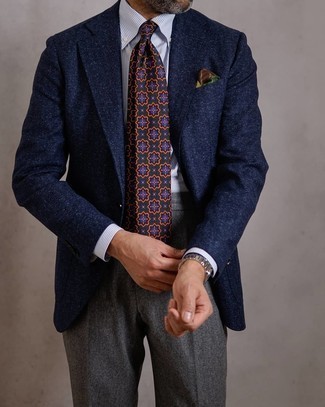 Come indossare e abbinare una cravatta stampata verde scuro per un uomo di 40 anni: Abbina un blazer blu scuro con una cravatta stampata verde scuro come un vero gentiluomo.