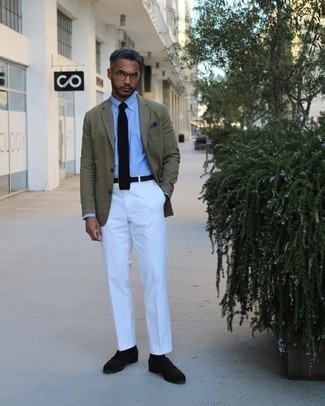 Moda uomo anni 40: Combina un blazer verde oliva con pantaloni eleganti bianchi per una silhouette classica e raffinata Mocassini eleganti in pelle scamosciata neri sono una buona scelta per completare il look.