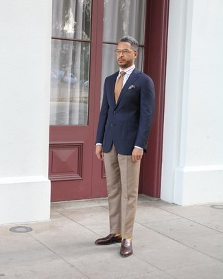 Moda uomo anni 40: Metti un blazer blu scuro e pantaloni eleganti marrone chiaro come un vero gentiluomo. Mocassini eleganti in pelle marrone scuro sono una interessante scelta per completare il look.