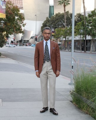 Moda uomo anni 40: Indossa un blazer marrone con pantaloni eleganti grigi per un look elegante e di classe. Perfeziona questo look con un paio di scarpe derby in pelle marrone scuro.