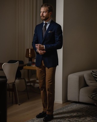 Come indossare e abbinare una cravatta stampata blu scuro in modo formale: Potresti indossare un blazer blu scuro e una cravatta stampata blu scuro per un look elegante e alla moda. Mocassini con nappine in pelle neri sono una valida scelta per completare il look.