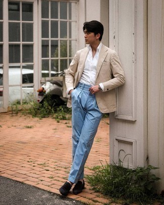 Come indossare e abbinare una giacca beige in modo formale: Indossa una giacca beige e pantaloni eleganti azzurri come un vero gentiluomo. Mocassini eleganti in pelle scamosciata neri sono una gradevolissima scelta per completare il look.