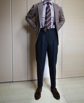 Come indossare e abbinare bretelle per un uomo di 30 anni: Per un outfit della massima comodità, opta per un blazer di lana con motivo pied de poule marrone scuro e bretelle. Rifinisci il completo con un paio di mocassini eleganti di velluto marrone scuro.