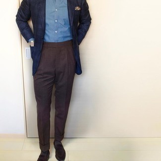 Look alla moda per uomo: Blazer scozzese blu scuro, Camicia elegante in chambray azzurra, Pantaloni eleganti marrone scuro, Mocassini eleganti di velluto marrone scuro