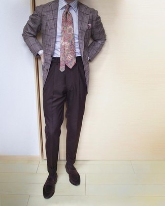 Quale blazer indossare con pantaloni eleganti marrone scuro per un uomo di 30 anni: Vestiti con un blazer e pantaloni eleganti marrone scuro per un look elegante e di classe. Mocassini eleganti di velluto marrone scuro sono una validissima scelta per completare il look.