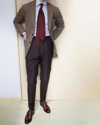 Quale scarpe oxford indossare con un blazer marrone chiaro per un uomo di 30 anni quando fa caldo: Potresti abbinare un blazer marrone chiaro con pantaloni eleganti marrone scuro per un look elegante e di classe. Scarpe oxford sono una validissima scelta per completare il look.