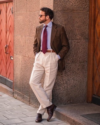 Look alla moda per uomo: Blazer marrone, Camicia elegante a righe verticali bianca e blu, Pantaloni eleganti di lino beige, Scarpe oxford in pelle marrone scuro