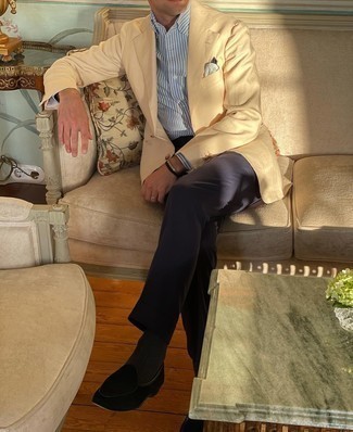 Come indossare e abbinare calzini grigio scuro per un uomo di 30 anni in modo formale: Prova ad abbinare un blazer beige con calzini grigio scuro per un outfit rilassato ma alla moda. Scegli un paio di mocassini eleganti in pelle scamosciata neri per dare un tocco classico al completo.