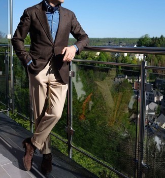 Quale blazer indossare con chukka marroni quando fa freddo in modo formale: Una scelta semplice come un blazer e pantaloni eleganti marrone chiaro può distinguerti dalla massa. Opta per un paio di chukka marroni per avere un aspetto più rilassato.