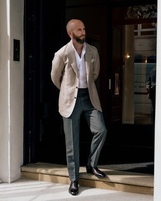 Quale scarpe oxford indossare con un blazer beige: Potresti combinare un blazer beige con pantaloni eleganti grigio scuro per un look elegante e alla moda. Perfeziona questo look con un paio di scarpe oxford.