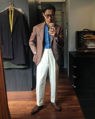 Look alla moda per uomo: Blazer a righe verticali marrone, Camicia elegante blu, Pantaloni eleganti bianchi, Scarpe da barca in pelle marrone scuro