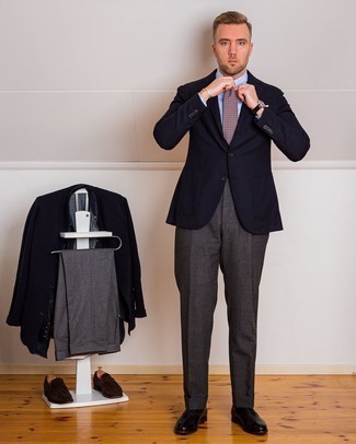Come indossare e abbinare una cravatta stampata marrone: Coniuga un blazer blu scuro con una cravatta stampata marrone come un vero gentiluomo. Scarpe oxford in pelle nere sono una eccellente scelta per completare il look.