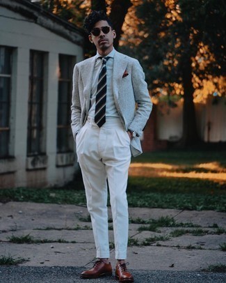 Look alla moda per uomo: Blazer di lana scozzese grigio, Camicia elegante a righe verticali grigia, Pantaloni eleganti bianchi, Scarpe oxford in pelle marroni
