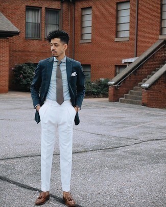 Come indossare e abbinare un blazer in modo formale: Combina un blazer con pantaloni eleganti bianchi per un look elegante e di classe. Perfeziona questo look con un paio di mocassini con nappine in pelle marroni.