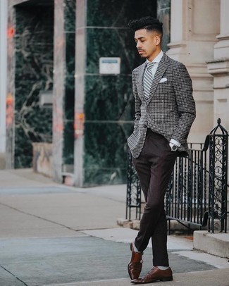 Quale scarpe double monk indossare con un blazer grigio: Una scelta semplice come un blazer grigio e pantaloni eleganti marrone scuro può distinguerti dalla massa. Scarpe double monk sono una gradevolissima scelta per completare il look.