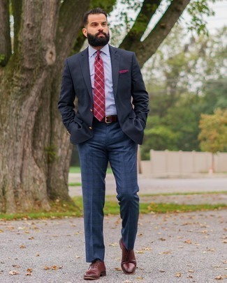 Come indossare e abbinare calzini rossi in modo formale: Prova a combinare un blazer blu scuro con calzini rossi per un look comfy-casual. Scegli uno stile classico per le calzature e scegli un paio di scarpe oxford in pelle bordeaux come calzature.