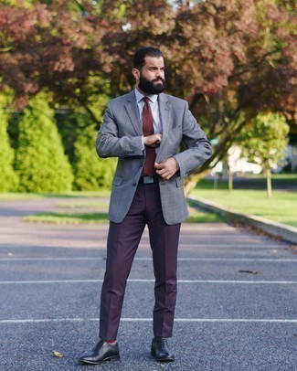 Come indossare e abbinare una cravatta marrone per un uomo di 30 anni in modo formale: Metti un blazer a quadri grigio e una cravatta marrone per un look elegante e alla moda. Completa questo look con un paio di scarpe oxford in pelle nere.