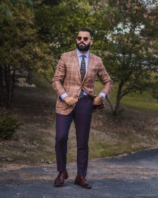 Come indossare e abbinare un blazer in modo formale: Scegli un blazer e pantaloni eleganti viola per un look elegante e alla moda. Perfeziona questo look con un paio di scarpe oxford in pelle bordeaux.