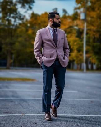 Quale pantaloni eleganti indossare con un blazer melanzana scuro: Prova ad abbinare un blazer melanzana scuro con pantaloni eleganti come un vero gentiluomo. Calza un paio di scarpe brogue in pelle marrone scuro per avere un aspetto più rilassato.