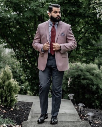 Come indossare e abbinare calzini bianchi e neri quando fa caldo in modo formale: Potresti combinare un blazer rosa con calzini bianchi e neri per un look comfy-casual. Indossa un paio di scarpe oxford in pelle nere per un tocco virile.