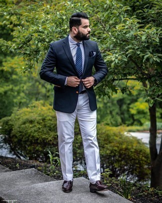 Come indossare e abbinare pantaloni eleganti bianchi: Punta su un blazer blu scuro e pantaloni eleganti bianchi come un vero gentiluomo. Mocassini eleganti in pelle marrone scuro sono una buona scelta per completare il look.