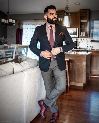 Quale scarpe oxford indossare con pantaloni eleganti grigi per un uomo di 30 anni in modo formale: Scegli un outfit composto da un blazer nero e pantaloni eleganti grigi per un look elegante e alla moda. Rifinisci questo look con un paio di scarpe oxford.
