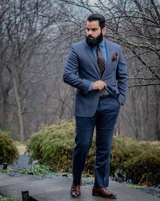 Look alla moda per uomo: Blazer a quadri blu scuro, Camicia elegante blu, Pantaloni eleganti blu scuro, Scarpe oxford in pelle marrone scuro