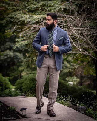 Quale scarpe oxford indossare con un blazer blu scuro: Combina un blazer blu scuro con pantaloni eleganti marrone chiaro per una silhouette classica e raffinata Scarpe oxford sono una interessante scelta per completare il look.