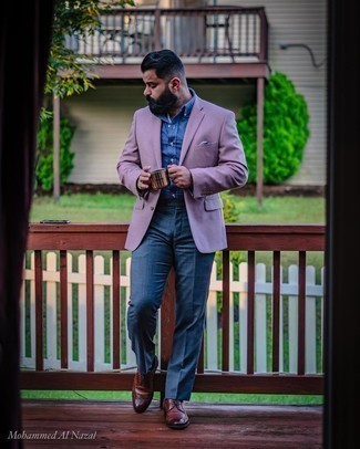Quale scarpe brogue indossare con pantaloni eleganti blu scuro per un uomo di 30 anni in modo formale: Punta su un blazer viola melanzana e pantaloni eleganti blu scuro per un look elegante e di classe. Per un look più rilassato, scegli un paio di scarpe brogue.