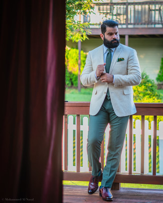 Quale scarpe oxford indossare con un blazer beige: Potresti abbinare un blazer beige con pantaloni eleganti verde scuro per un look elegante e di classe. Scarpe oxford sono una buona scelta per completare il look.