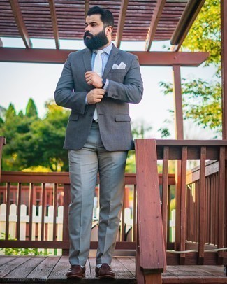 Come indossare e abbinare una cravatta grigia per un uomo di 30 anni: Punta su un blazer di lana grigio scuro e una cravatta grigia per un look elegante e di classe. Calza un paio di mocassini eleganti in pelle marrone scuro per avere un aspetto più rilassato.