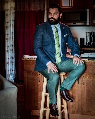Come indossare e abbinare un blazer quando fa caldo in modo formale: Prova a combinare un blazer con pantaloni eleganti verde scuro come un vero gentiluomo. Scarpe oxford in pelle marrone scuro sono una eccellente scelta per completare il look.