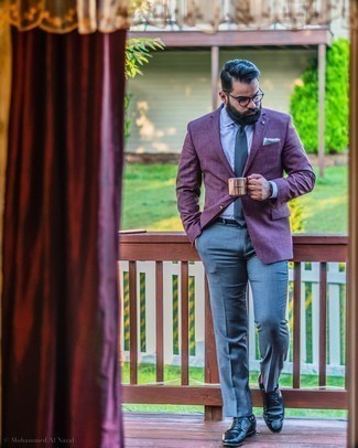 Come indossare e abbinare un blazer viola: Abbina un blazer viola con pantaloni eleganti blu scuro come un vero gentiluomo. Prova con un paio di scarpe brogue in pelle blu scuro per un tocco più rilassato.