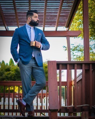 Quale blazer indossare con una camicia elegante azzurra quando fa caldo in modo formale: Abbina un blazer con una camicia elegante azzurra per essere sofisticato e di classe. Scarpe double monk in pelle marrone scuro sono una valida scelta per completare il look.