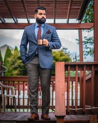 Quale scarpe brogue indossare con un blazer blu scuro: Prova a combinare un blazer blu scuro con pantaloni eleganti marrone scuro come un vero gentiluomo. Prova con un paio di scarpe brogue per un tocco più rilassato.