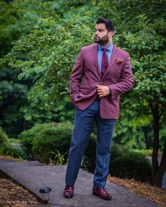 Come indossare e abbinare una cravatta a pois: Prova a combinare un blazer viola melanzana con una cravatta a pois come un vero gentiluomo. Completa questo look con un paio di scarpe oxford in pelle bordeaux.
