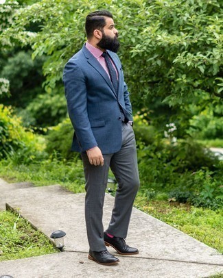 Come indossare e abbinare calzini fucsia per un uomo di 30 anni: Indossa un blazer blu scuro e calzini fucsia per una sensazione di semplicità e spensieratezza. Scegli un paio di scarpe brogue in pelle nere per dare un tocco classico al completo.