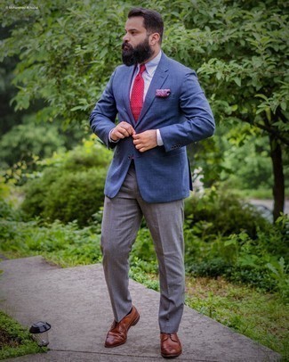 Come indossare e abbinare una cravatta con stampa cachemire rossa: Coniuga un blazer blu scuro con una cravatta con stampa cachemire rossa per un look elegante e alla moda. Scarpe brogue in pelle marroni sono una valida scelta per completare il look.