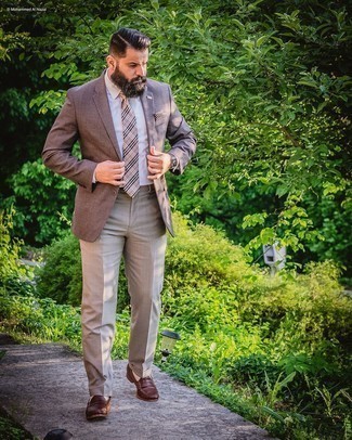 Quale blazer indossare con mocassini eleganti terracotta: Combina un blazer con pantaloni eleganti marrone chiaro come un vero gentiluomo. Perfeziona questo look con un paio di mocassini eleganti terracotta.