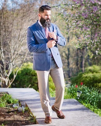Come indossare e abbinare scarpe derby con una camicia elegante: Combina una camicia elegante con pantaloni eleganti beige come un vero gentiluomo. Mettiti un paio di scarpe derby per avere un aspetto più rilassato.