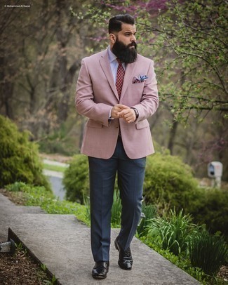 Come indossare e abbinare pantaloni eleganti blu: Indossa un blazer rosa con pantaloni eleganti blu per un look elegante e alla moda. Per distinguerti dagli altri, indossa un paio di scarpe brogue in pelle nere.