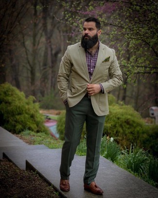 Come indossare e abbinare un blazer verde oliva per un uomo di 30 anni: Indossa un blazer verde oliva con pantaloni eleganti verde scuro come un vero gentiluomo. Rifinisci questo look con un paio di mocassini con nappine in pelle marroni.