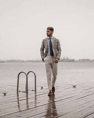 Come indossare e abbinare una cravatta in modo formale: Metti un blazer scozzese grigio e una cravatta come un vero gentiluomo. Mocassini con nappine in pelle scamosciata marrone scuro sono una interessante scelta per completare il look.