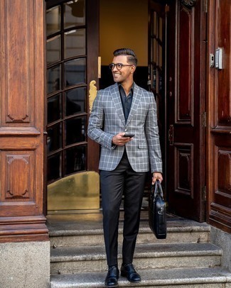 Come indossare e abbinare un blazer scozzese grigio per un uomo di 30 anni: Opta per un blazer scozzese grigio e pantaloni eleganti neri per essere sofisticato e di classe. Sfodera il gusto per le calzature di lusso e calza un paio di scarpe oxford in pelle nere.