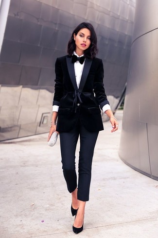 Look alla moda per donna: Blazer di velluto nero, Camicia elegante bianca, Pantaloni skinny neri, Décolleté in pelle scamosciata neri