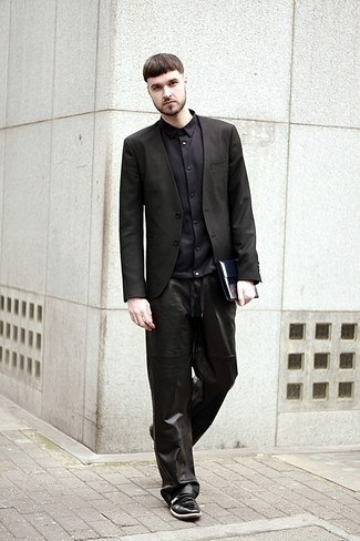 Quale blazer indossare con scarpe monk nere in modo smart-casual: Prova a combinare un blazer con pantaloni sportivi in pelle neri per un look spensierato e alla moda. Abbellisci questo completo con un paio di scarpe monk nere.