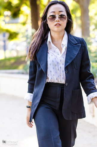 Come indossare e abbinare un blazer blu scuro e bianco: Scegli un blazer blu scuro e bianco e pantaloni stretti in fondo blu scuro per essere casual.