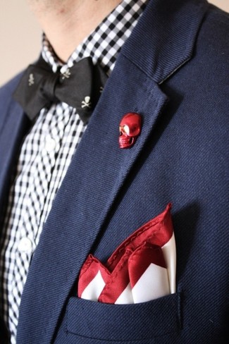 Come indossare e abbinare un fazzoletto da taschino bianco e rosso per un uomo di 30 anni: Abbina un blazer blu scuro con un fazzoletto da taschino bianco e rosso per un'atmosfera casual-cool.