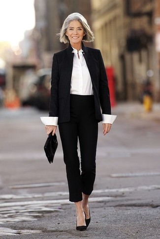 Look alla moda per donna: Blazer nero, Camicia elegante bianca, Pinocchietti neri, Décolleté in pelle scamosciata neri
